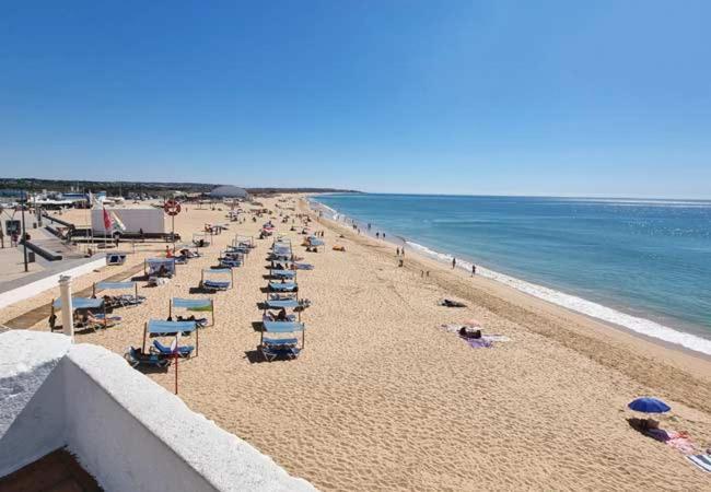 Casa Oliveira - Sunny 2-Bed Retreat Steps From The Beach Armacao de Pera Exterior photo